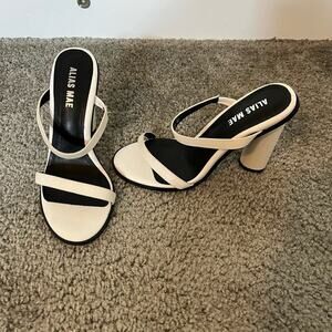 Alias Mae Amina Mule Sandal Heels in White
Size 40/9